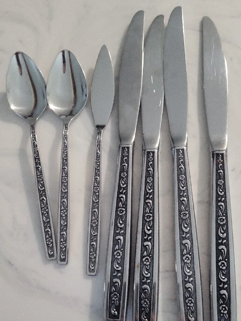 MiracleMaid Stainless Flatware 2 Teaspoons, 1 Serving Knife, 4 Butterknives